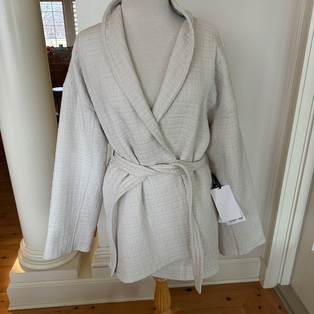 Lululemon Athletica Cream Quilted Cape Serene travels wrap 10 new